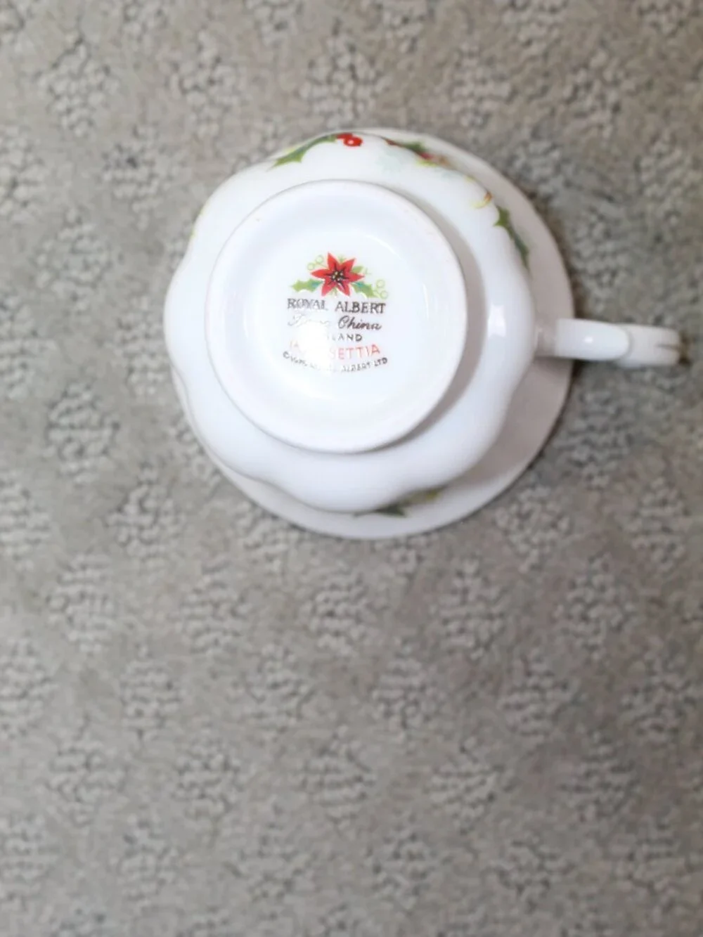 Set of 4 Royal Albert Christmas Poinsettia 2 Cups & 2 Saucers